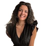 Profesora de cualquier asignatura imparte clases a niños de cualquier edad